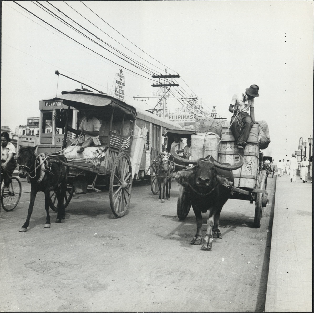 16. PHILIPPINES, Manila: Traffic over the Jones Bridge.