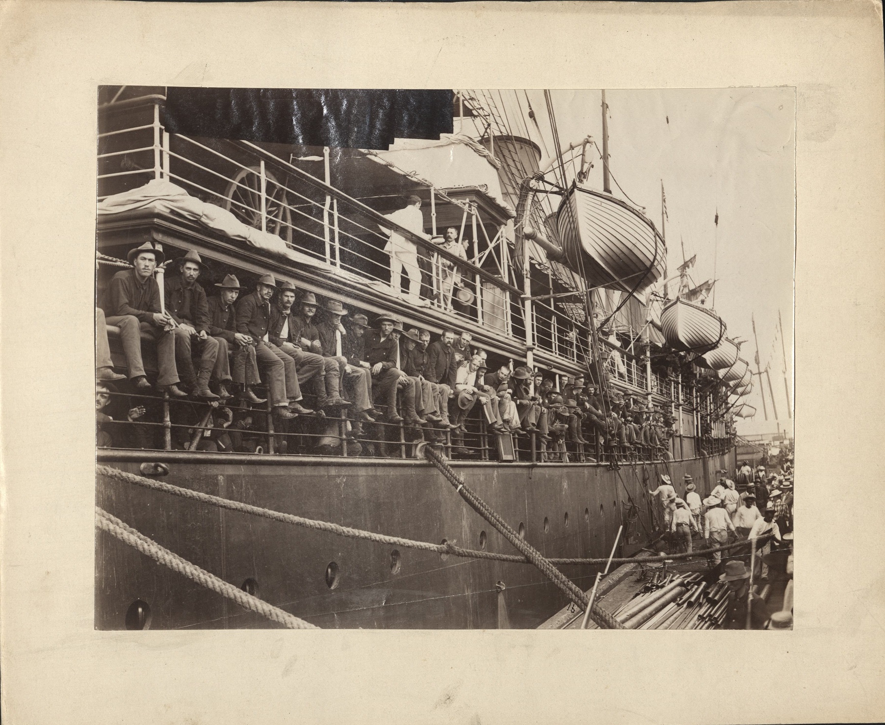 [Untitled ï¿½ American soldiers on board army transport ship].