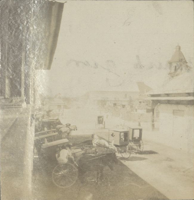 [Untitled – Calesas, cocheros and church bell tower].