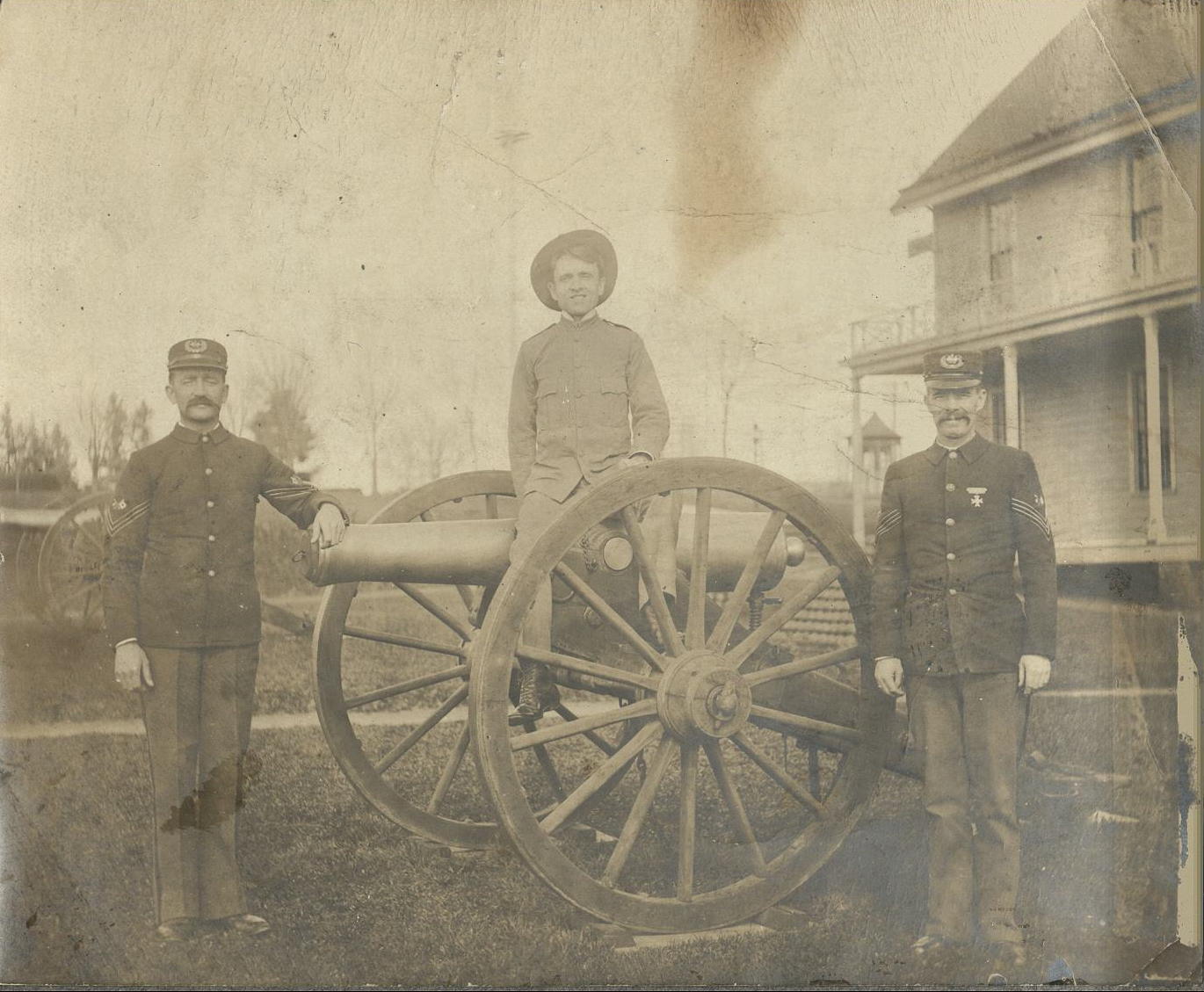[Untitled – Soldiers pose with cannon].