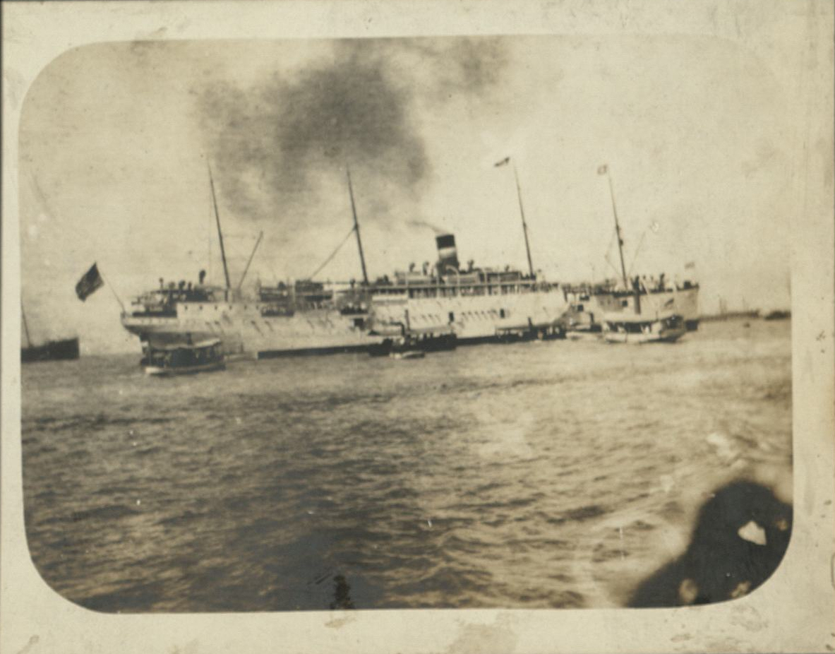 [Untitled – Army transport offloading soldiers, Manila Bay?].