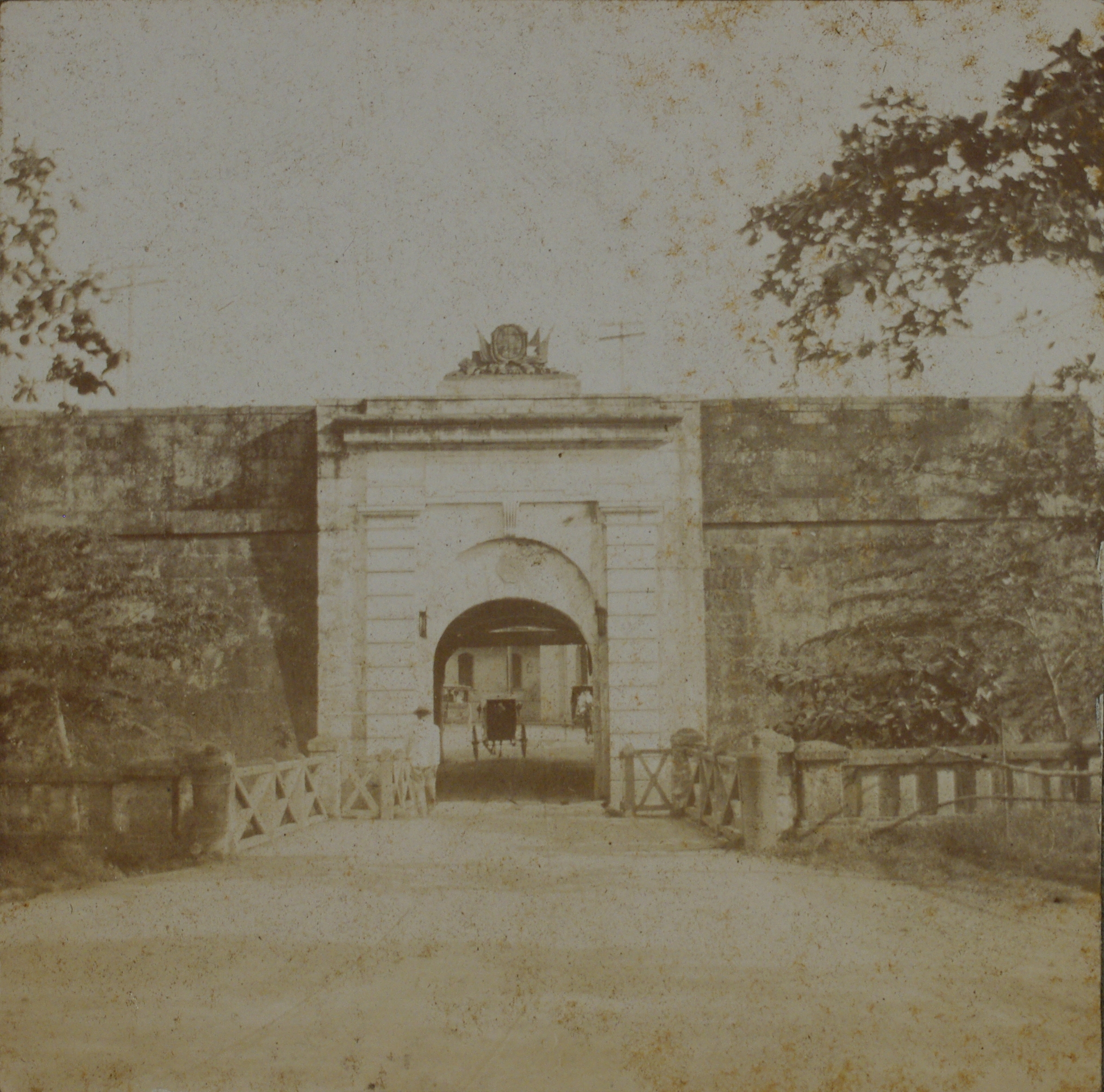 [Untitled – Puerta de Isabel II gate, Intramuros].