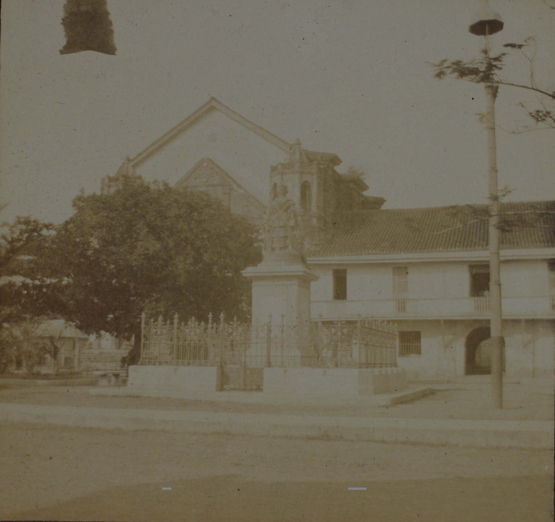 [Untitled – Malate Church and Queen Isabela statue].