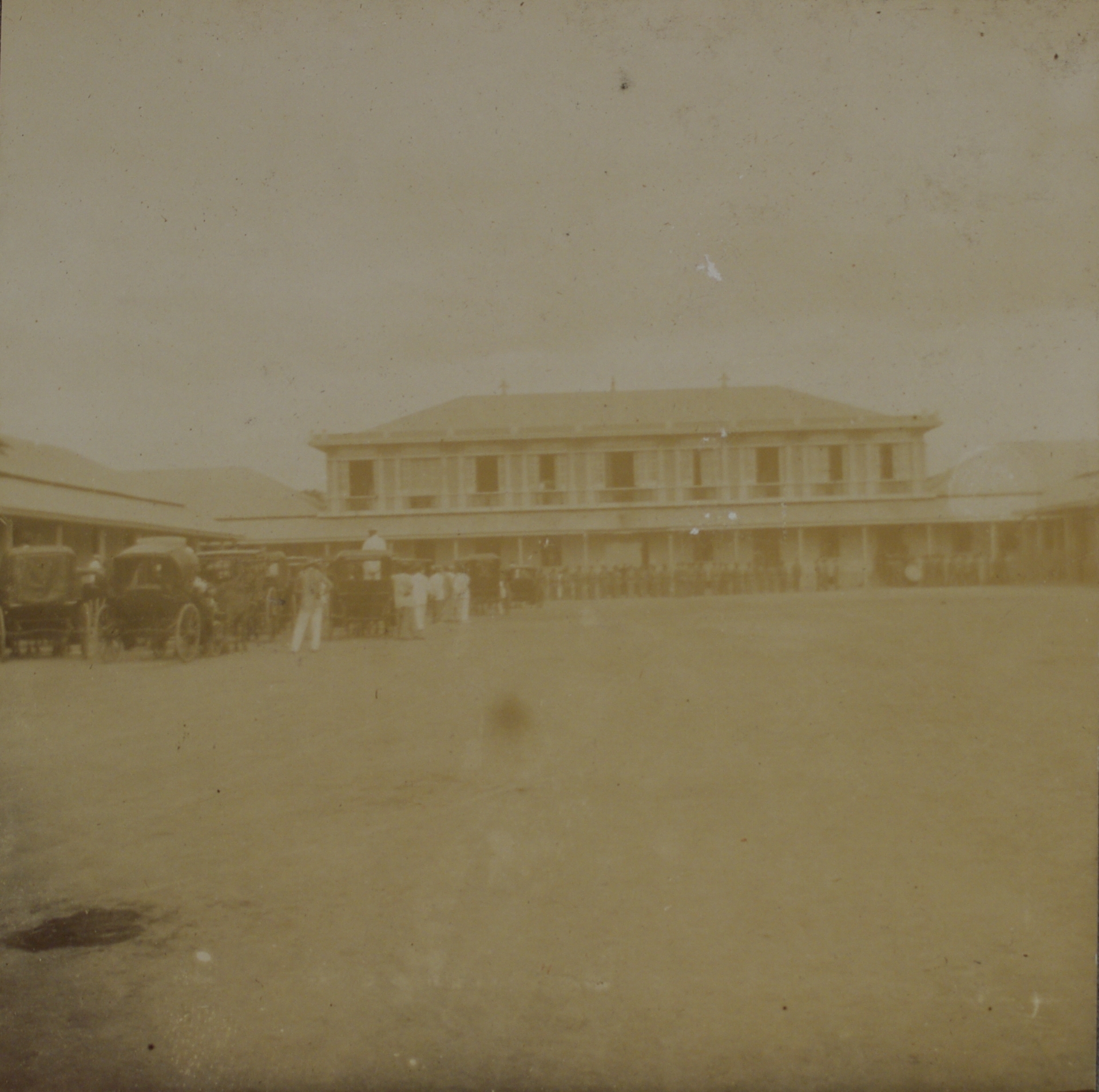 [Untitled – Carriages and people lined up outside a building].