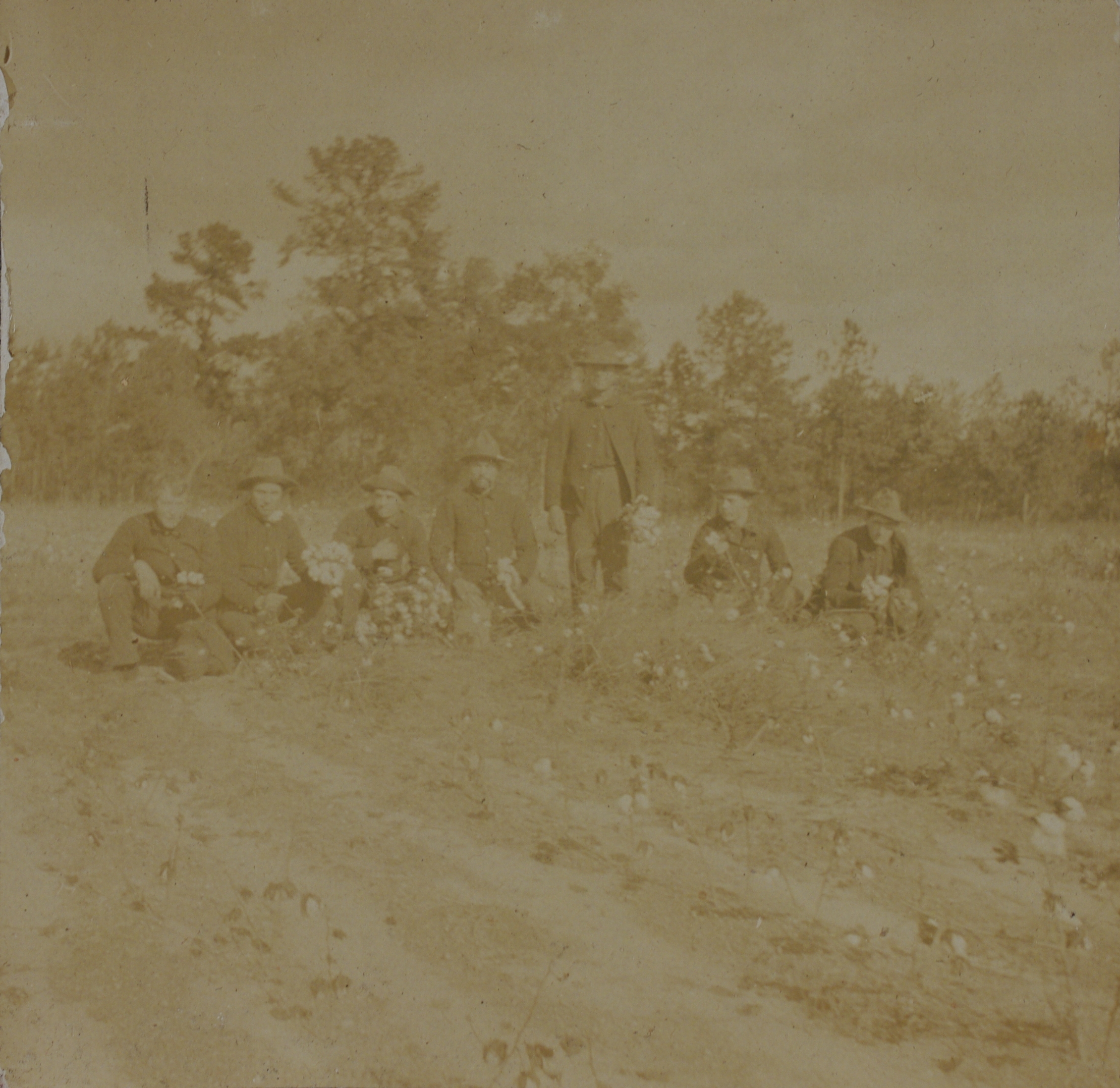 [Untitled – U.S. soldiers pose in a field].