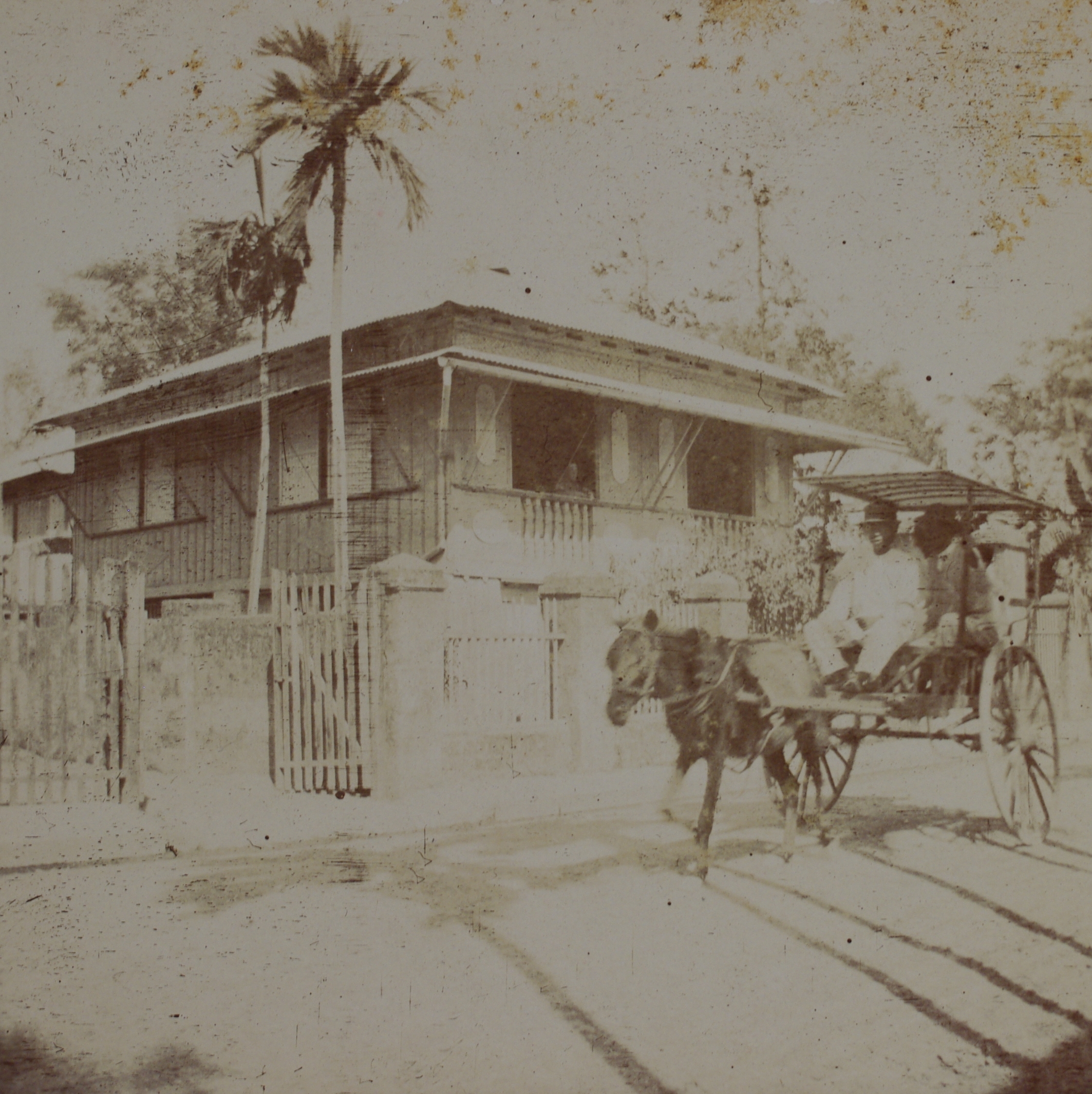 [Untitled – Calesa in street outside building, Manila?]