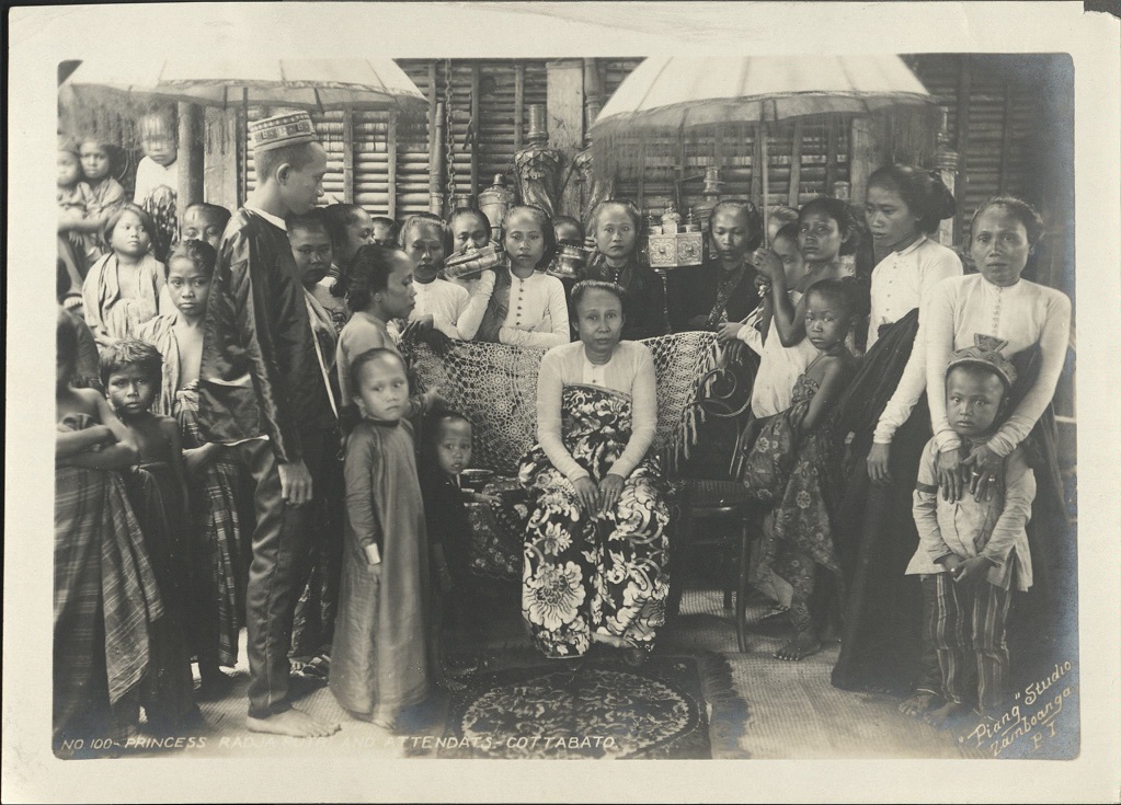 No. 100 – Princess Radja Putri and attendants – Cottabato [Cotobato].