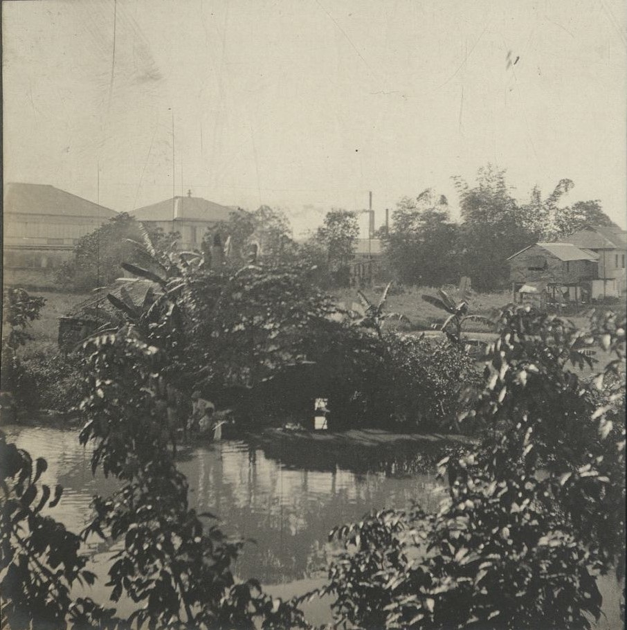 [Untitled – Laundry on a riverbank, Albay?].