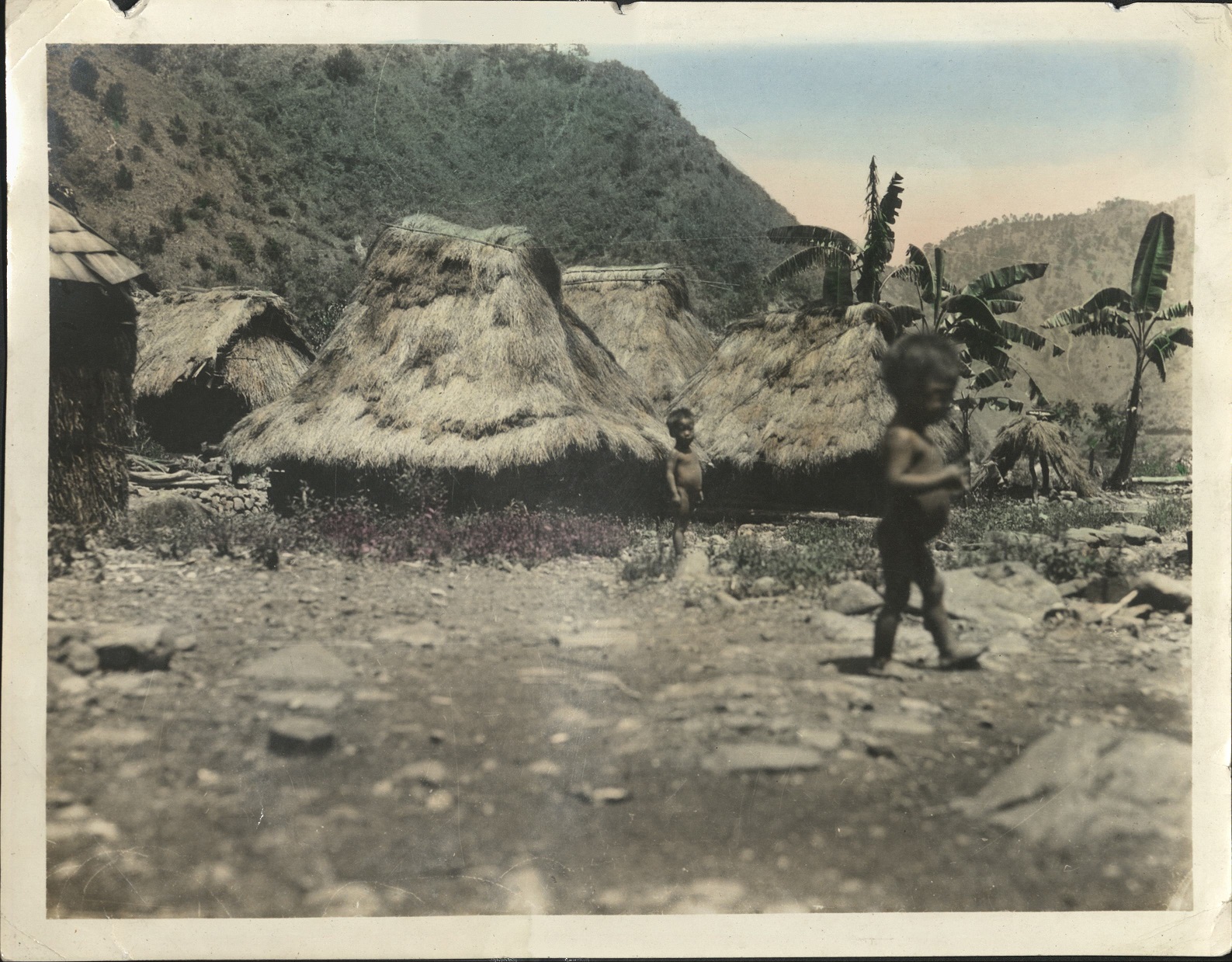 [Untitled – Igorot toddlers and typical huts].