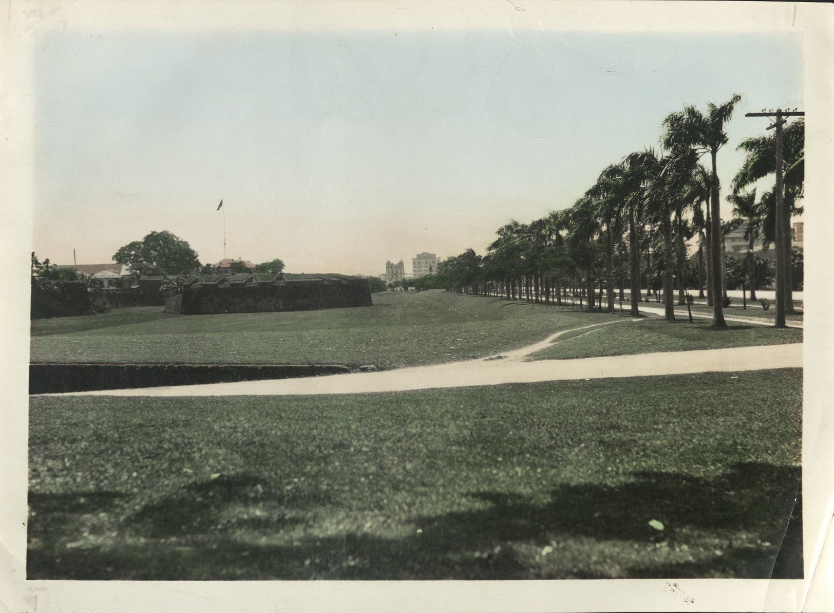 [Untitled – Looking south at Santa Lucia Gate, Bonifacio Ave. on right, Intramuros left, Luneta Hotel and University Club Apartments in distance].