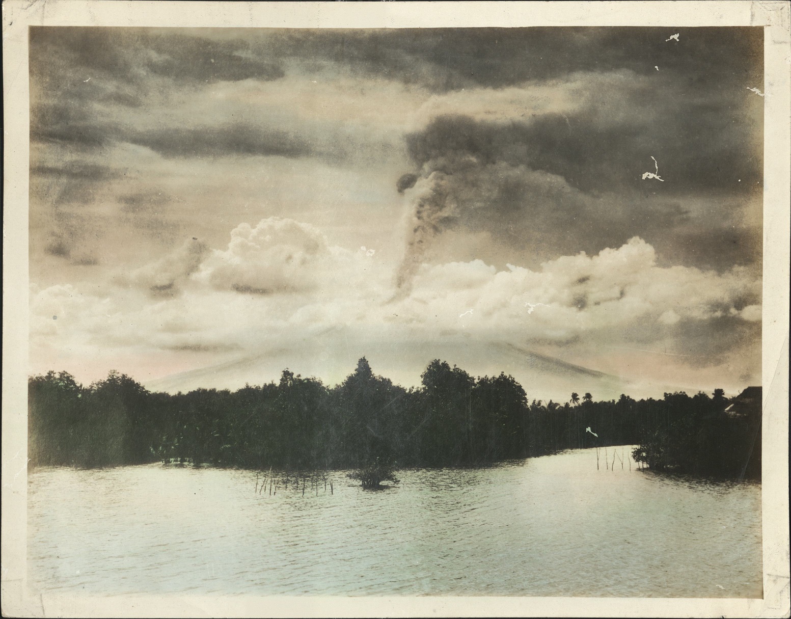[Untitled – Eruption of Mayon Volcano?].