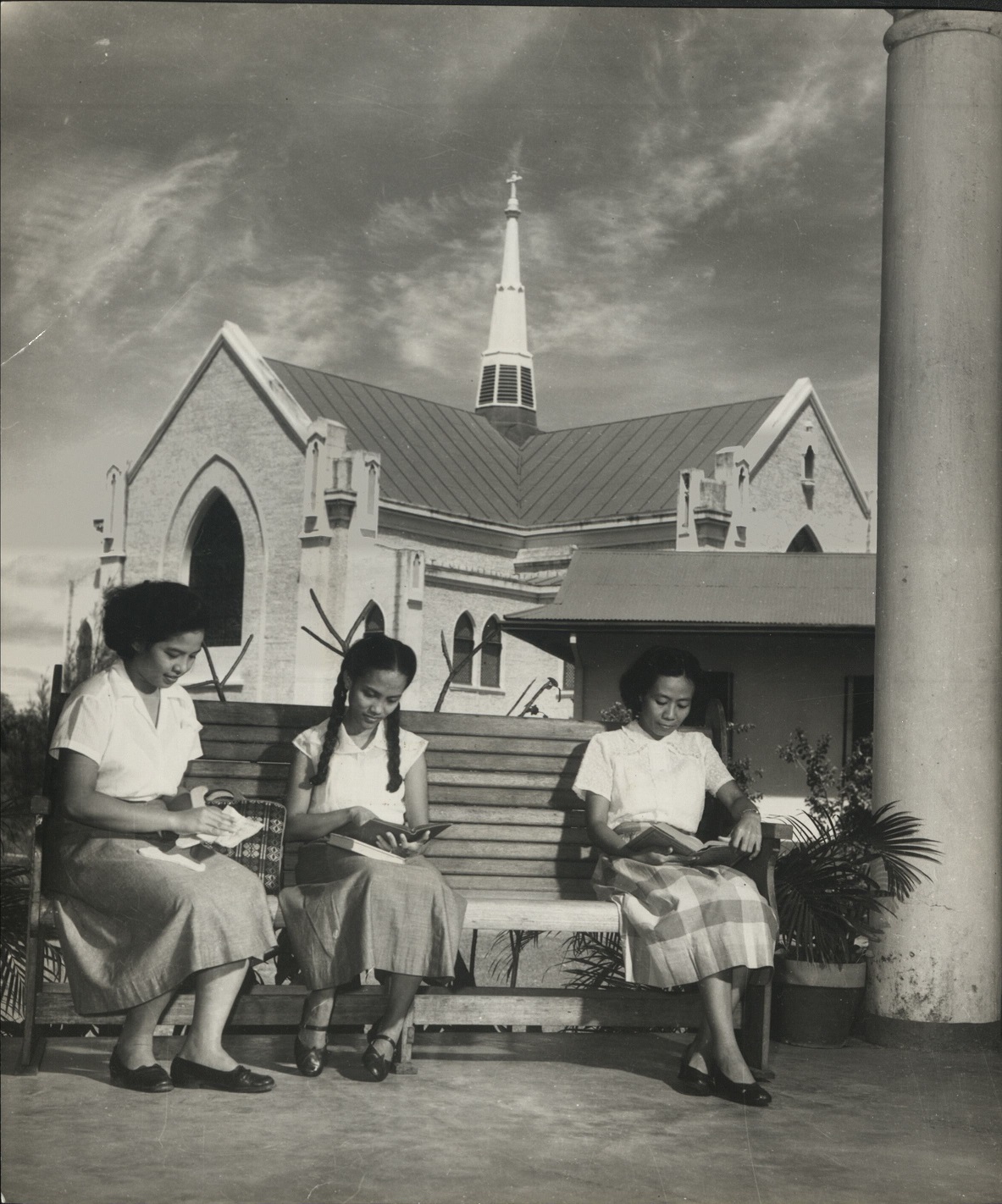 11. A spacious side porch is conducive to study at the Harris School in Manila. Central Church, Methodist Cathedral in the Philippines. (…)