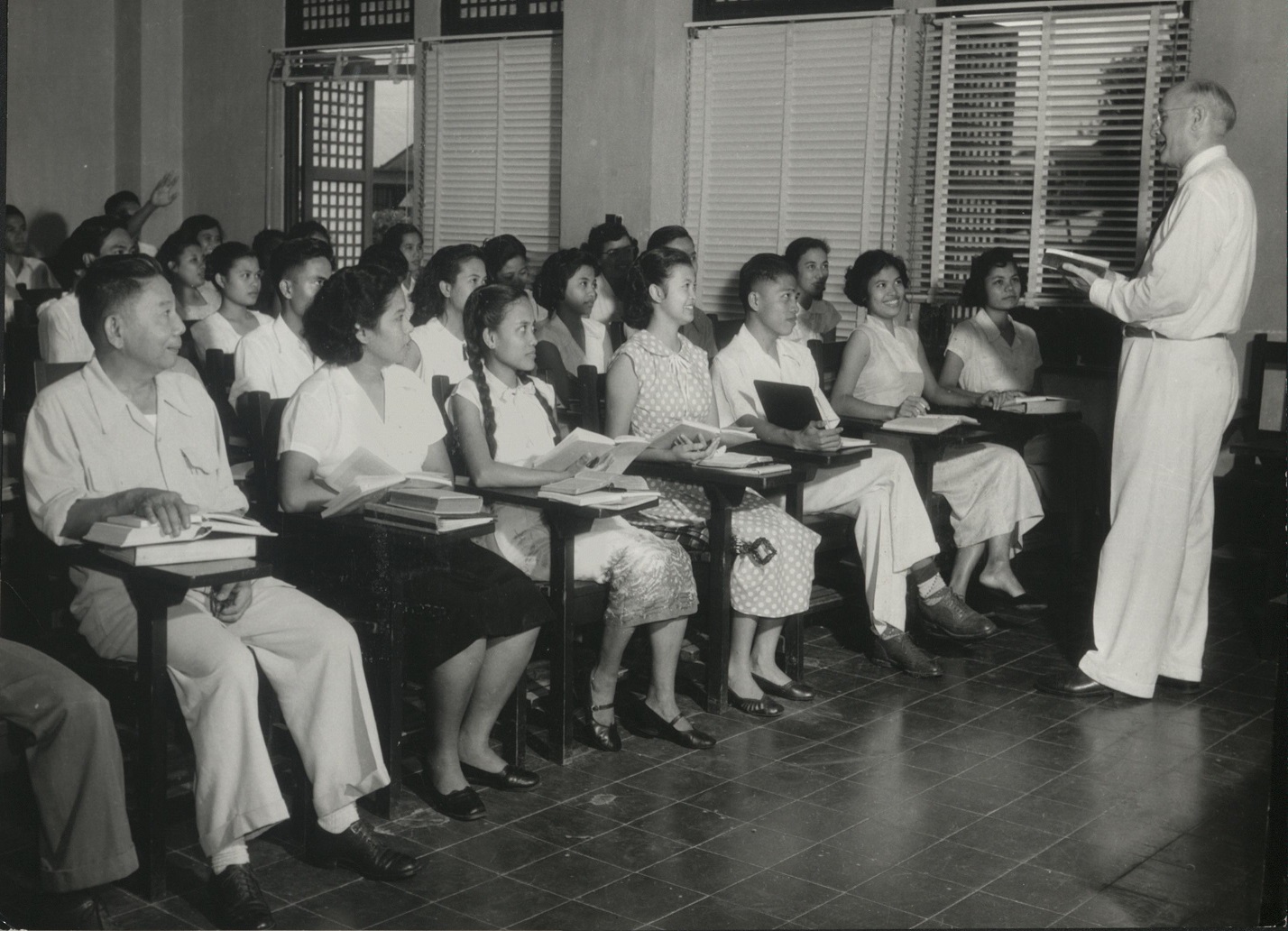 4. Harris School girls take some classes at the Union Theological Seminary, a few blocks from the school. (…)