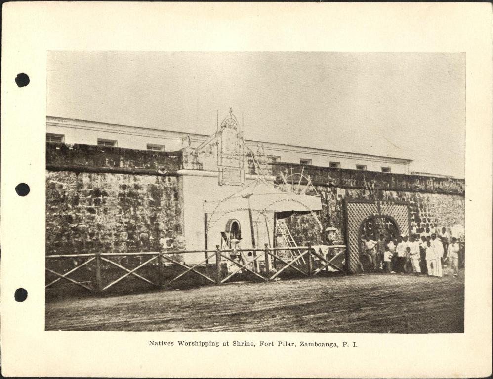 Natives worshipping at shrine, Fort Pilar, Zamboanga, P. I.
