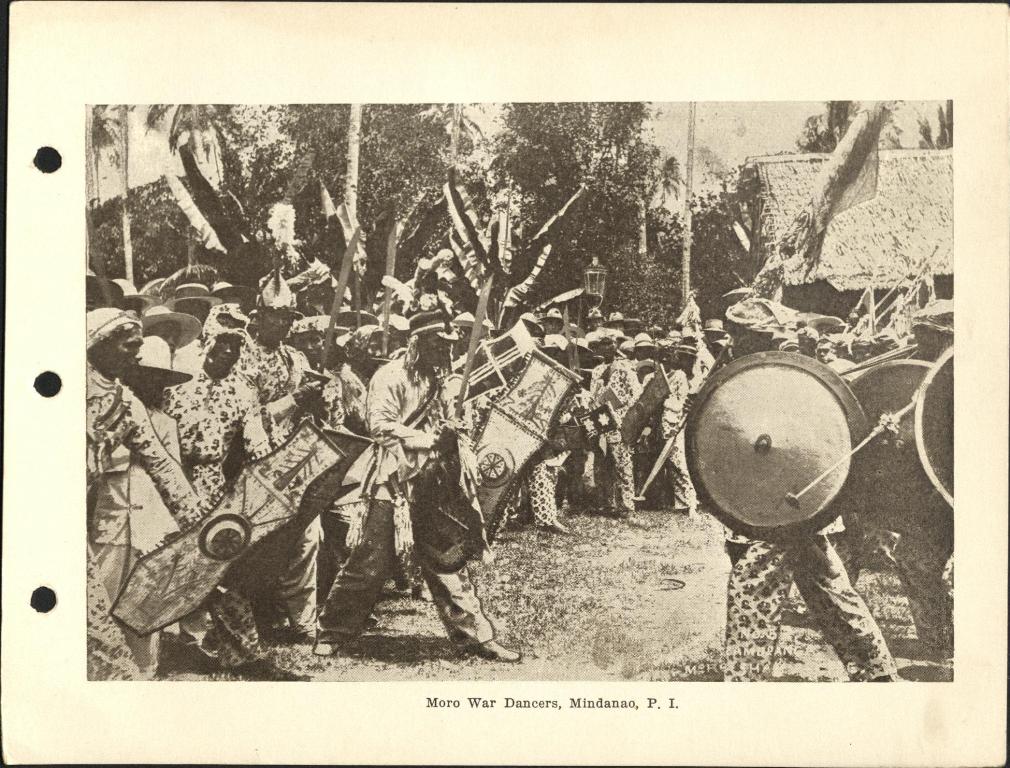Moro war dancers, Mindanao, P. I.
