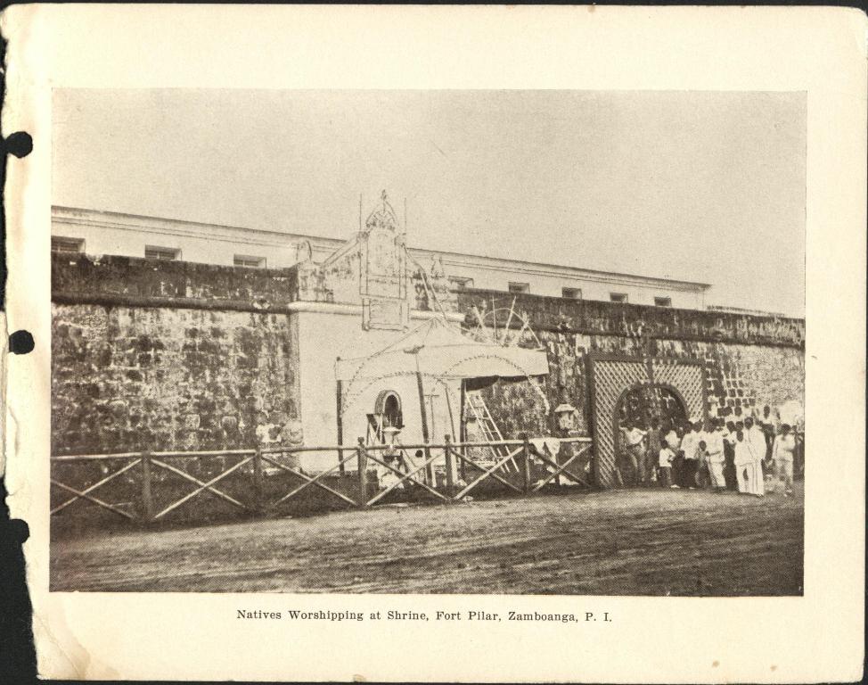 Natives worshipping at shrine, Fort Pilar, Zamboanga, P. I.