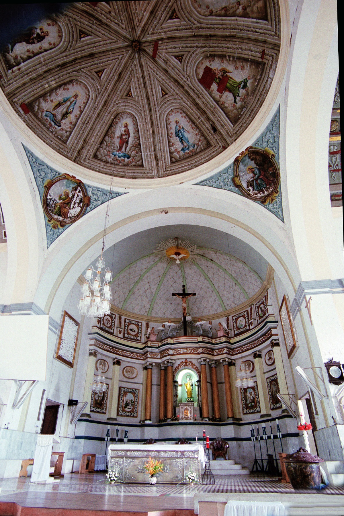 Loon Church, Bohol – interior view and ceiling.