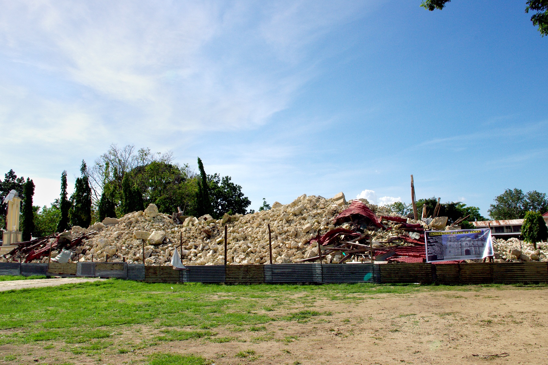 Loon Church, Bohol – earthquake destruction.