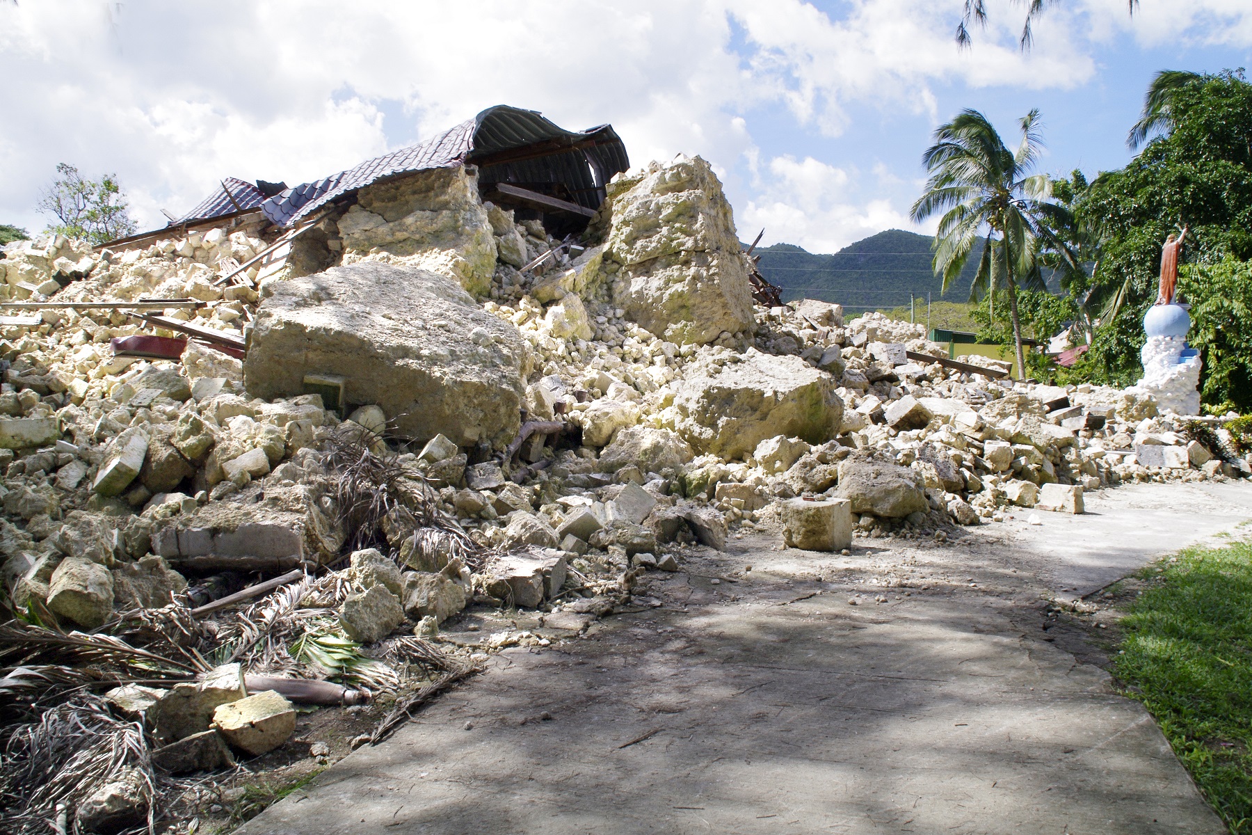 Maribojoc Church, Bohol – earthquake destruction.