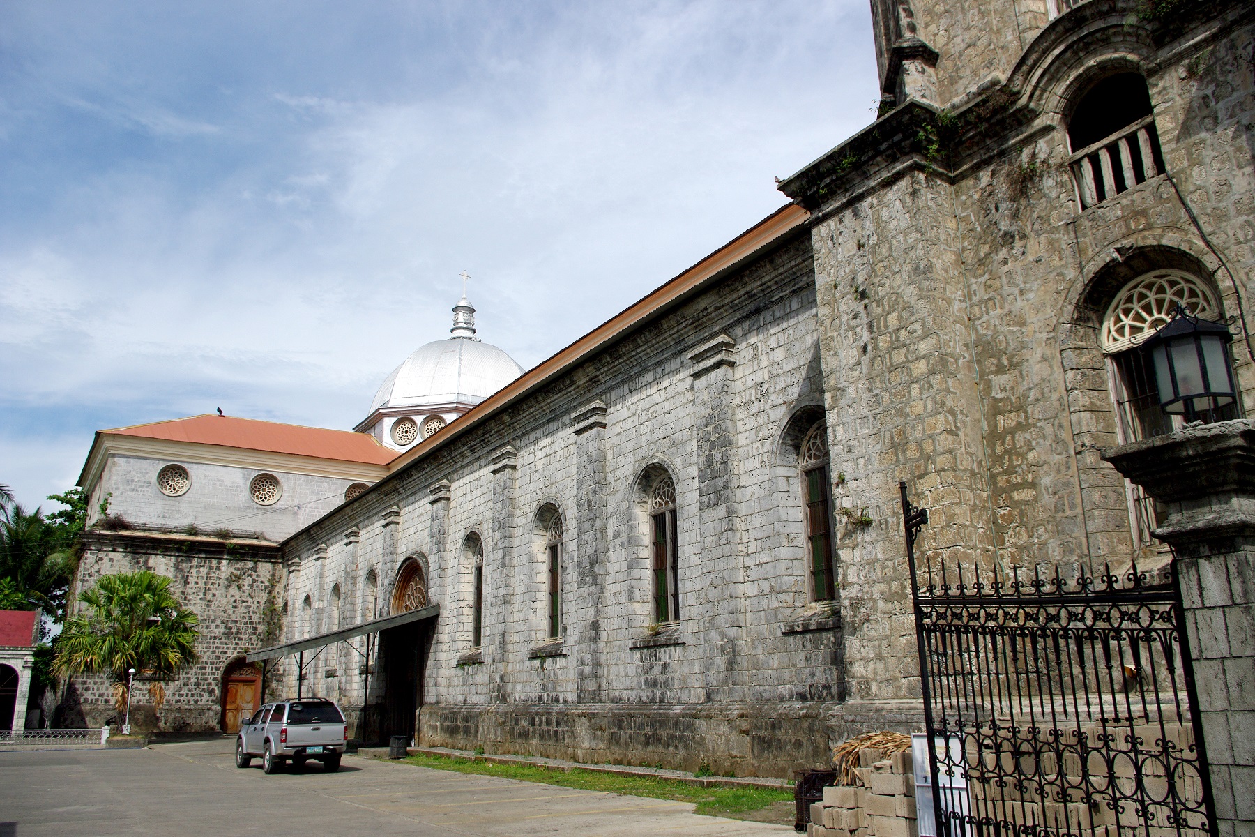 Molo Church, Iloilo, Panay Island – side view.