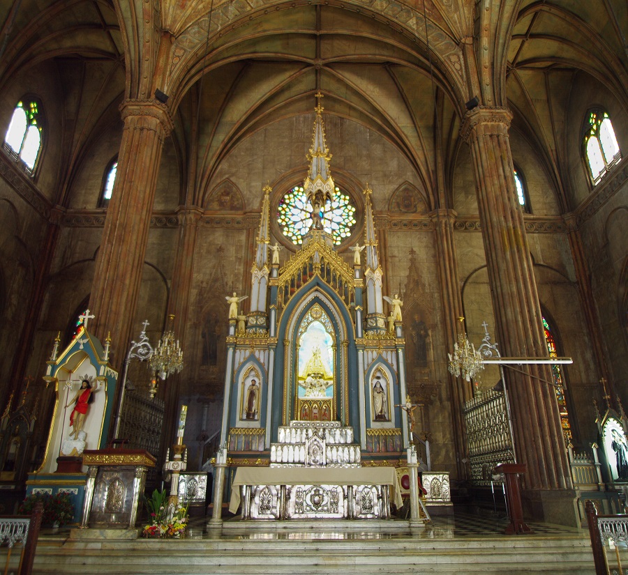 San Sebastian Church, Manila — altar.