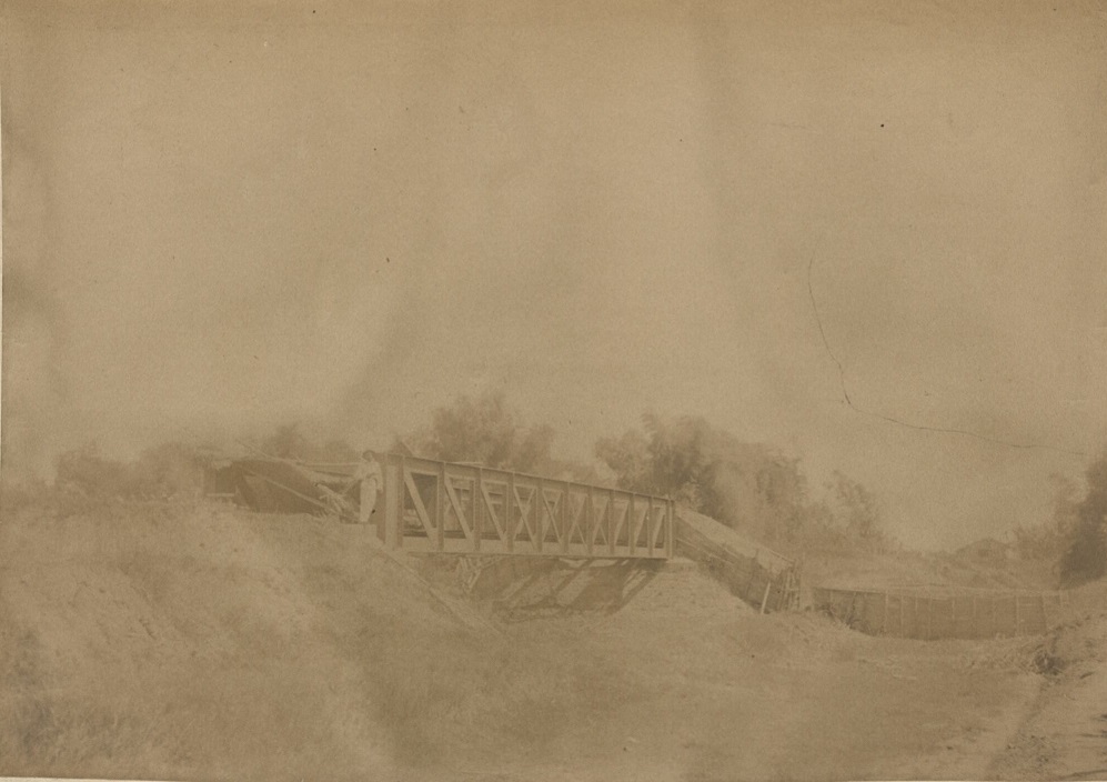 [Untitled – American soldier poses at bridge].