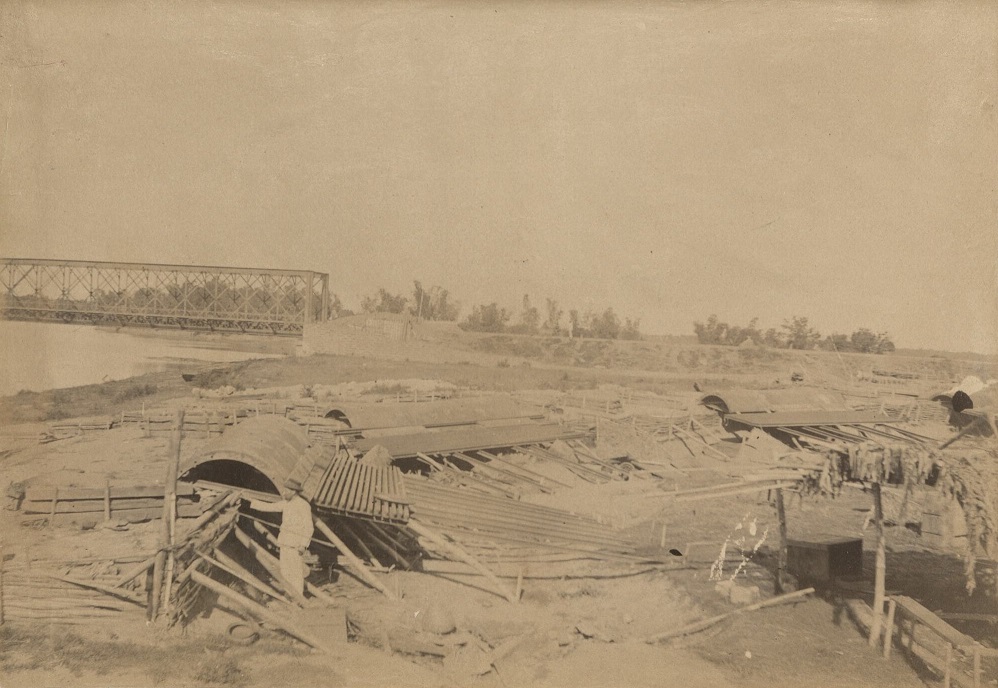 [Untitled – Bomb-proof trenches constructed of railroad iron and Rio Grande River at Calumpit, Philippine Islands].