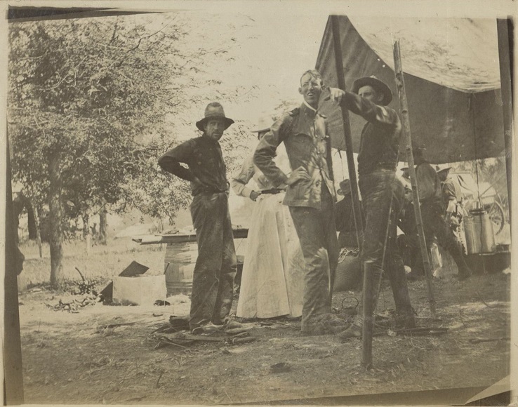 [Untitled – U.S. soldiers with an American woman point at something].