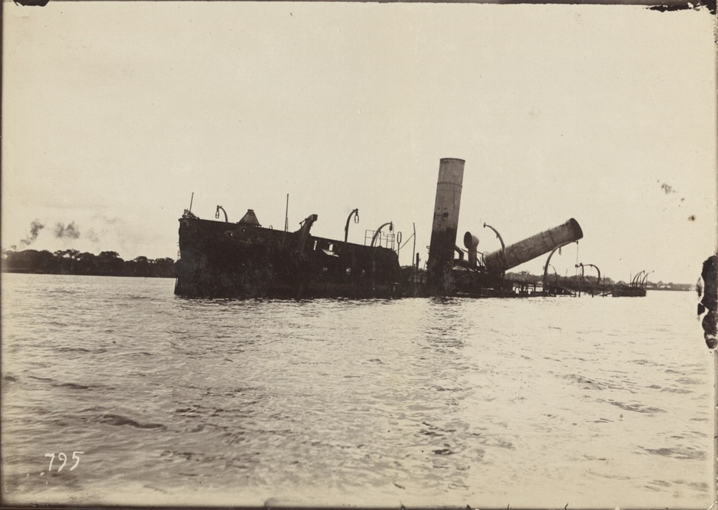 [Untitled – Side view of wreck of the Reina Christina, Manila Bay].