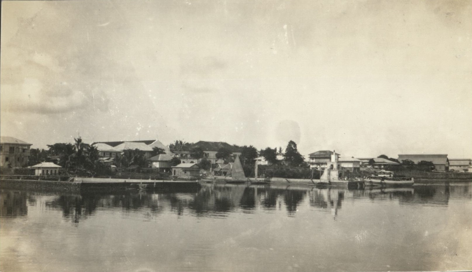 [Untitled – Fort San Pedro, pier, and lighthouse, Cebu City].
