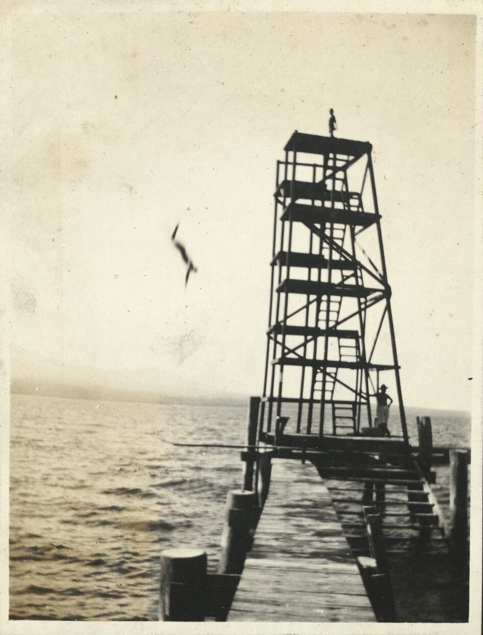 Fort Mills. Maxwell diving.