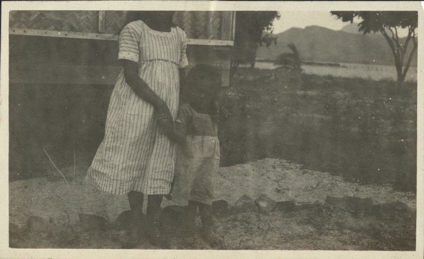 [Untitled – Filipino children, Subic Bay?]