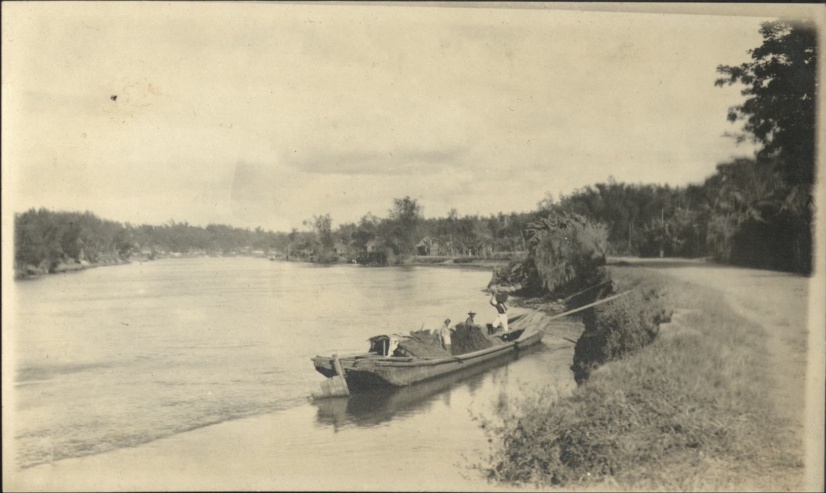 [Untitled – Casco – a freight barge, by a riverbank].