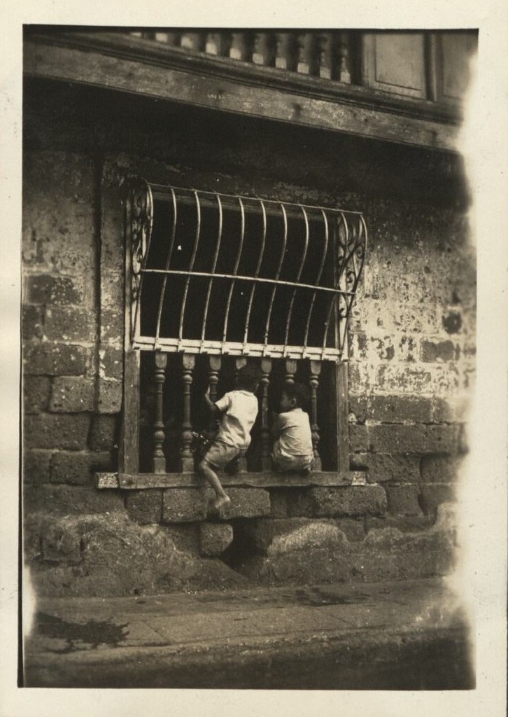 The Filipino Way – Peeking.