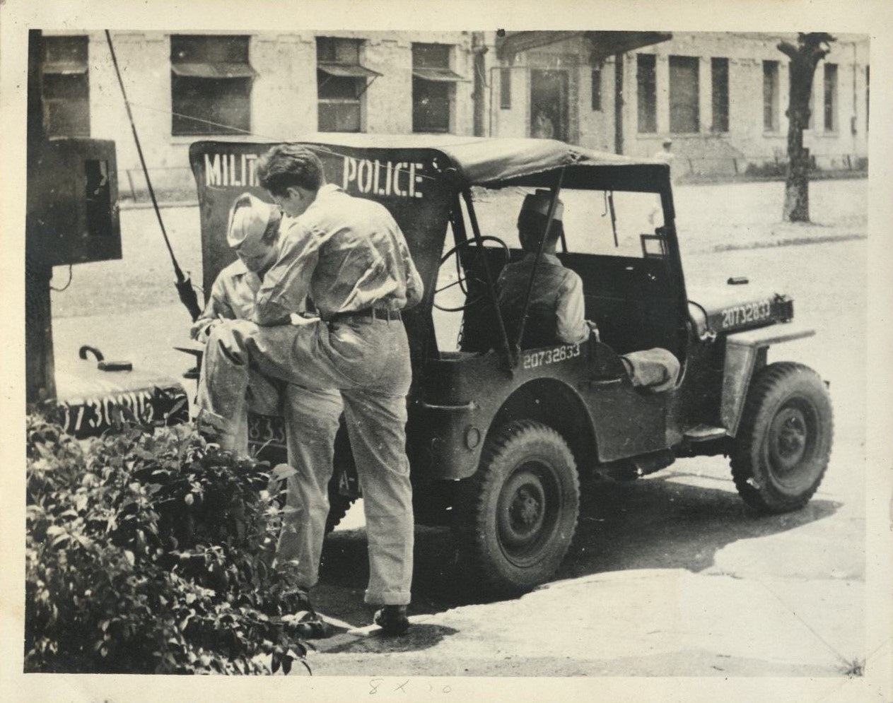 [Untitled – U.S. soldiers and Military Police jeeps].