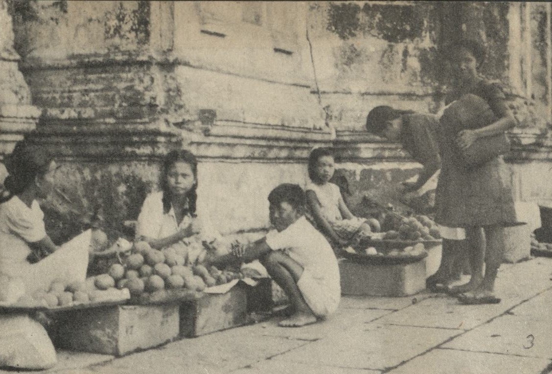[Untitled – Street vendors outside a building].