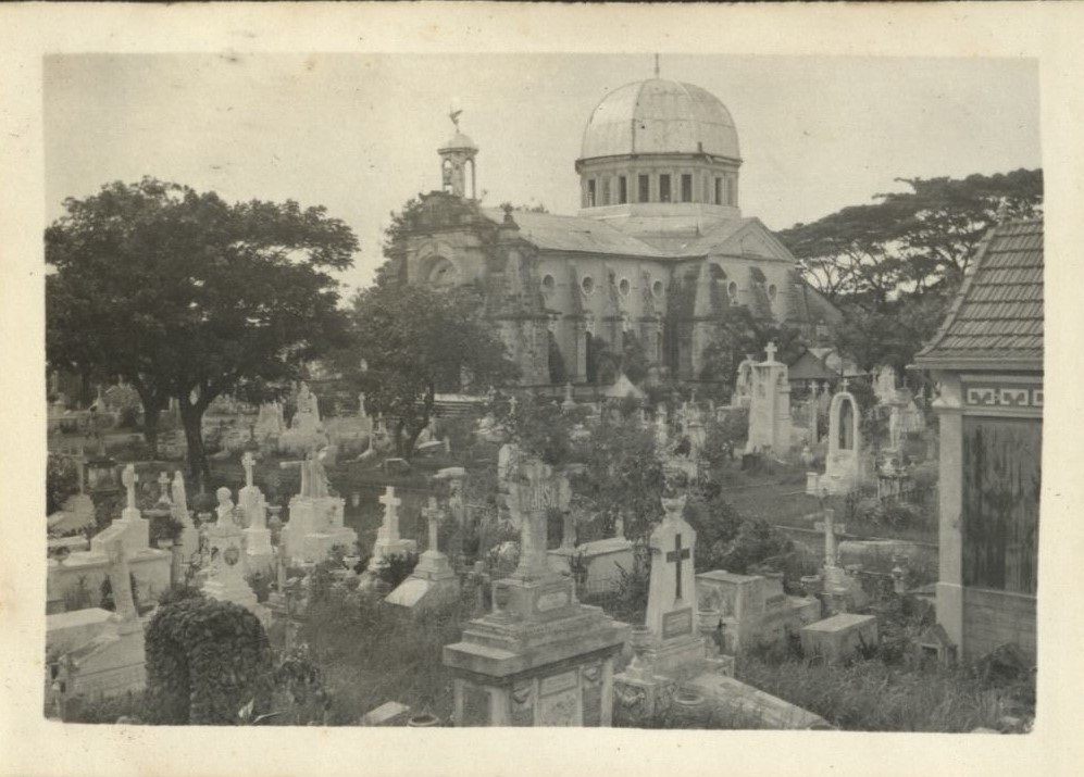 Manila’s “Chinese” Cemetery [Gravestones and chapel at La Loma Cemetery].