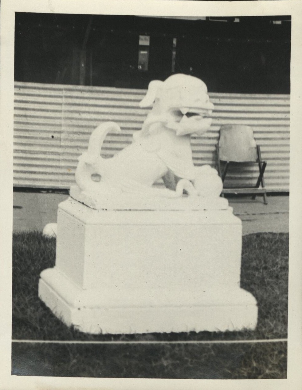 [Untitled – Chinese dog statue].