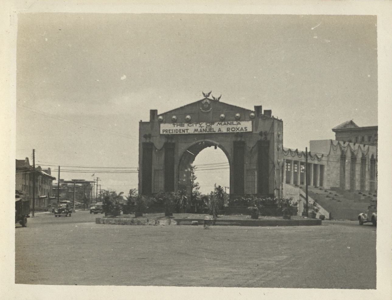 [Untitled – Temporary arch monument to President Manuel Roxas – Inauguration?  1946].