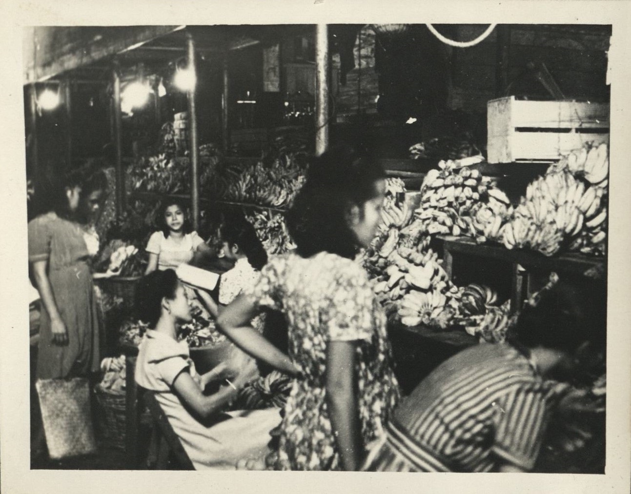 [Untitled – Filipinas in a fruit shop – bananas].