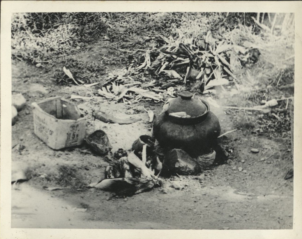 [Untitled – Palayok, a Philippine clay-pot cooker].