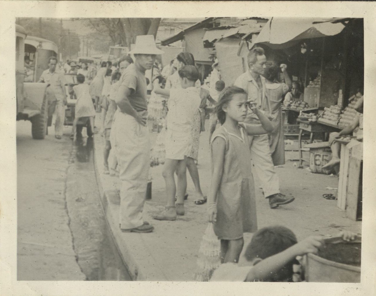 [Untitled – Filipinos at a busy market].