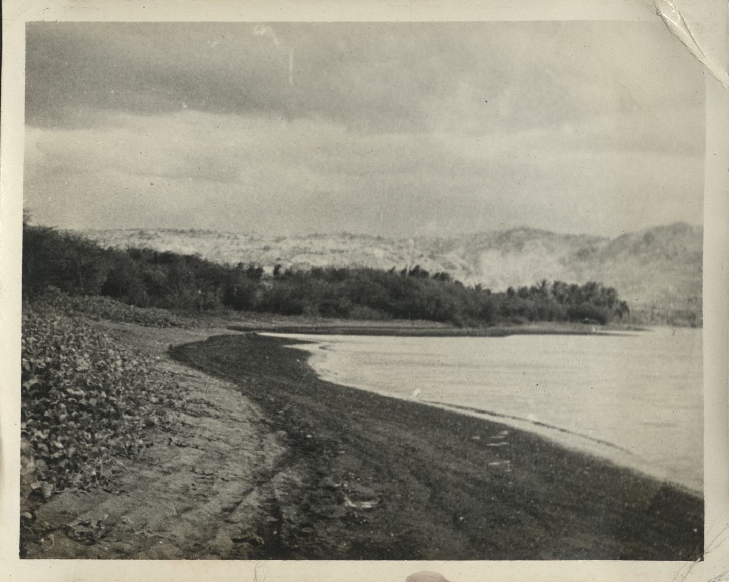 [Untitled – Shoreline, Laguna de Bay or Taal Lake?].