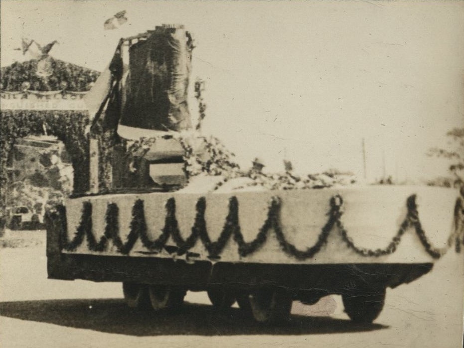 [Untitled – Parade float in front of welcome arch, Ermita].