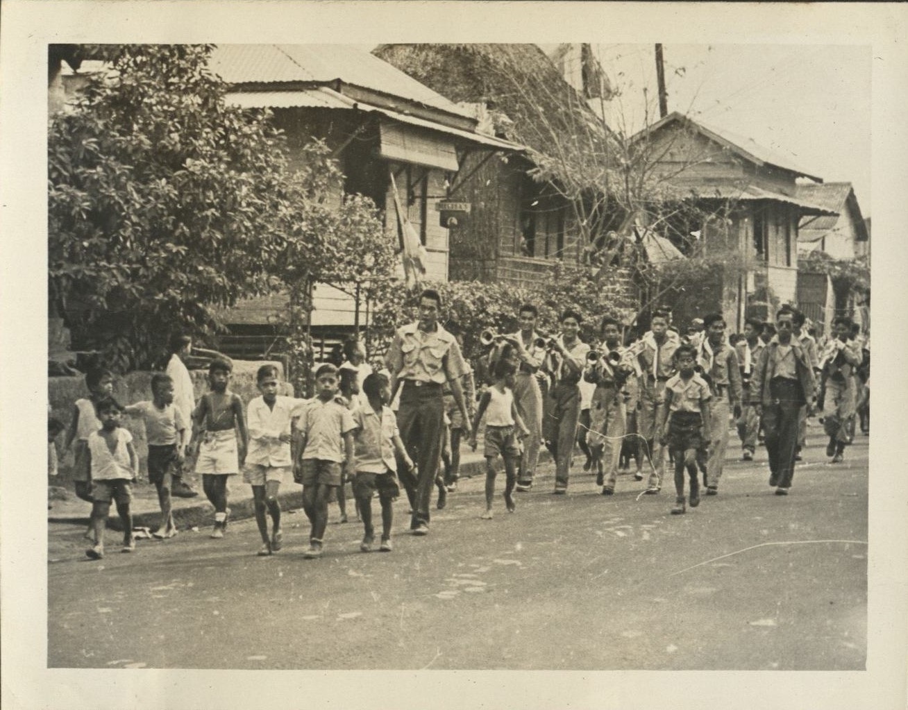 [Untitled – Parade through a Philippine street].