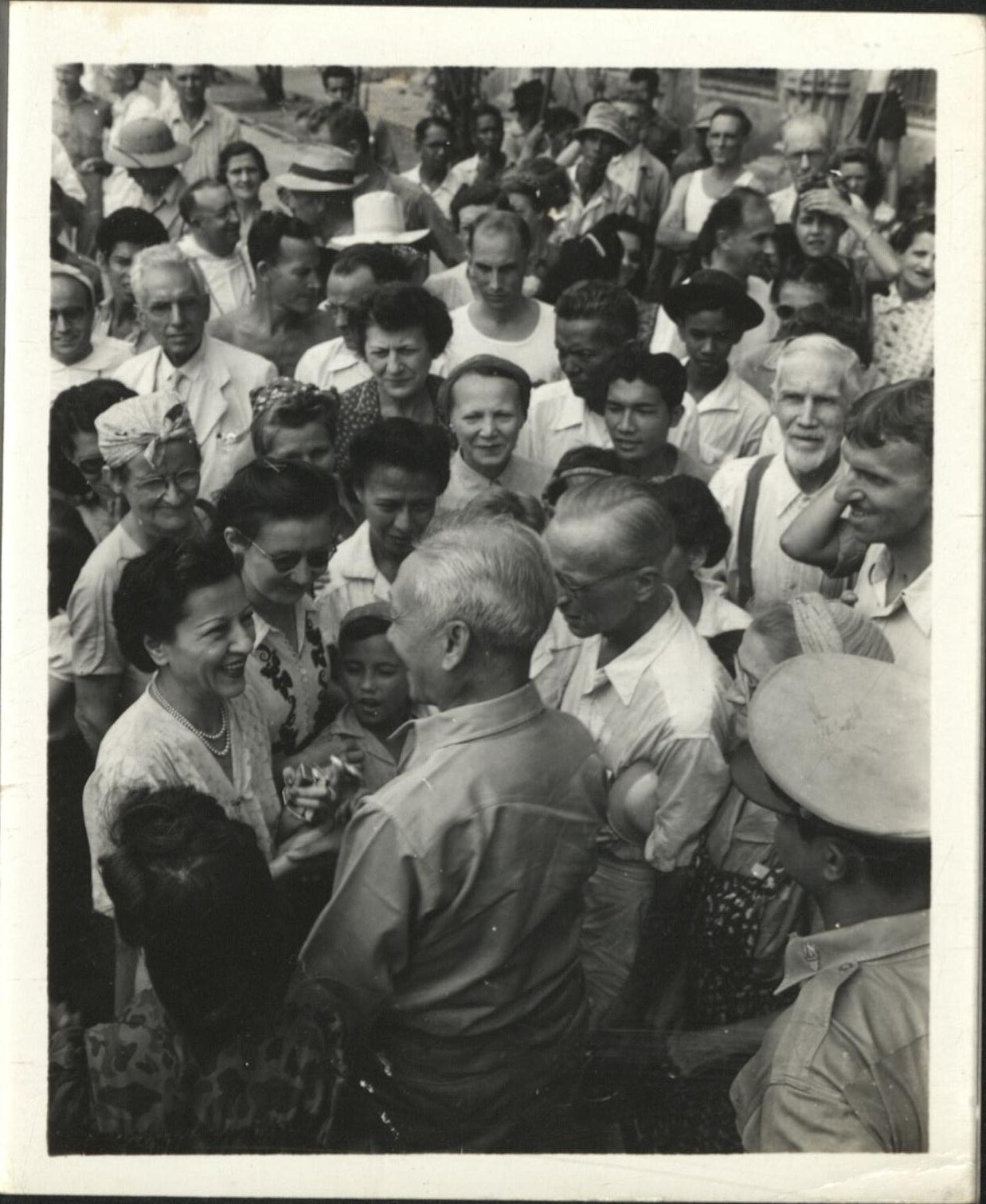 [Untitled – Philippine president Sergio Osmena greets freed detainees, Santo Tomas Internment Camp].