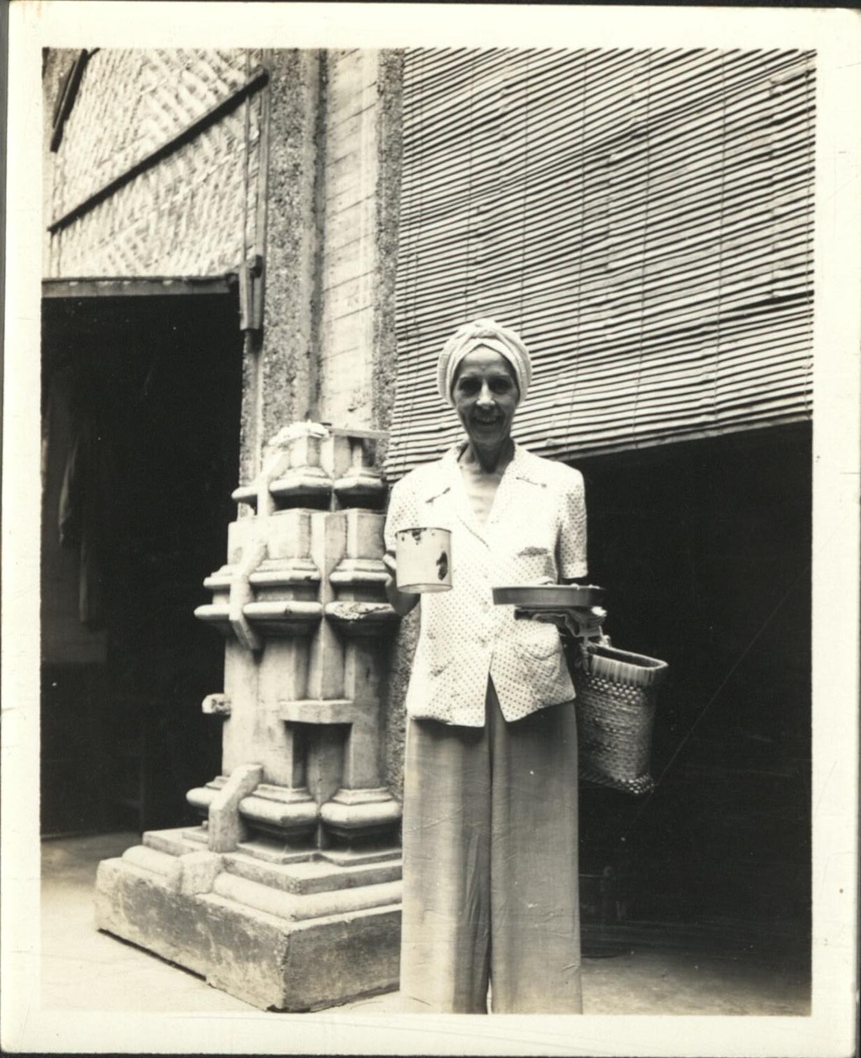 [Untitled – Woman internee at liberation, Santo Tomas Internment Camp, Manila].