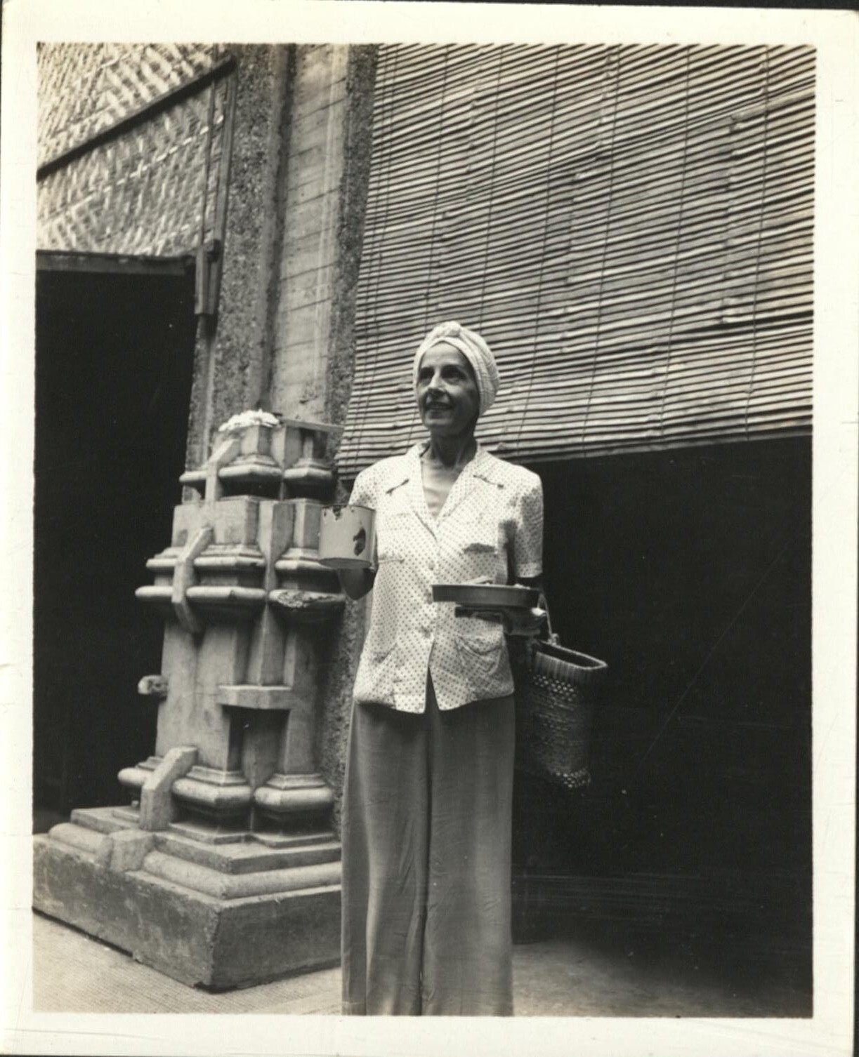 [Untitled – Woman internee at liberation, Santo Tomas Internment Camp, Manila].