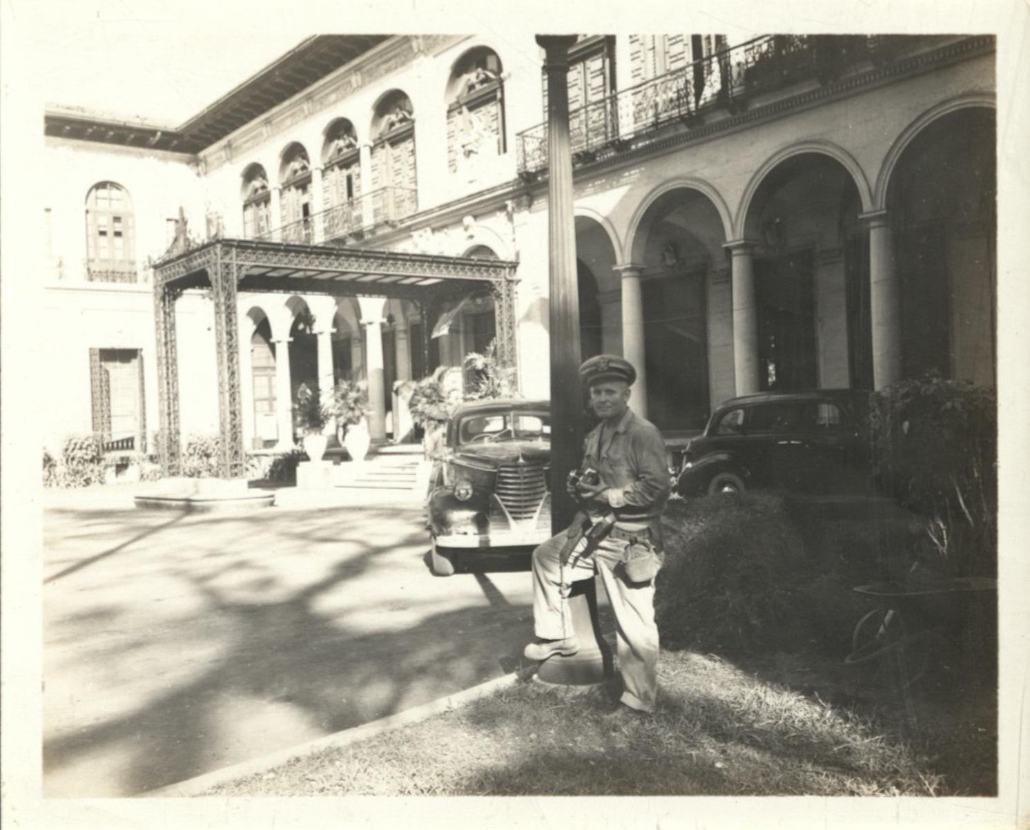 [Untitled – U.S. officer stands in shade outside Kalayaan Hall, Malacanang Palace].