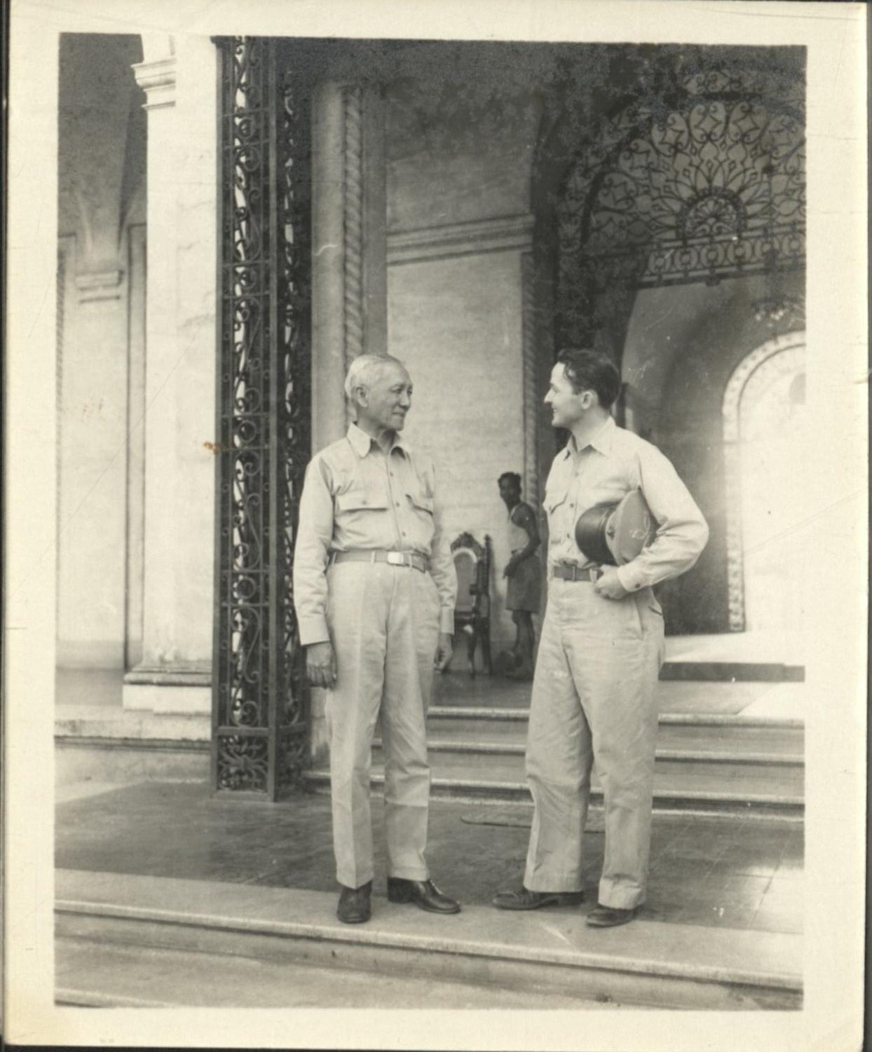[Untitled – Philippine president Sergio Osmena talks to a U.S. officer at Kalayaan Hall, Malacanang Palace].